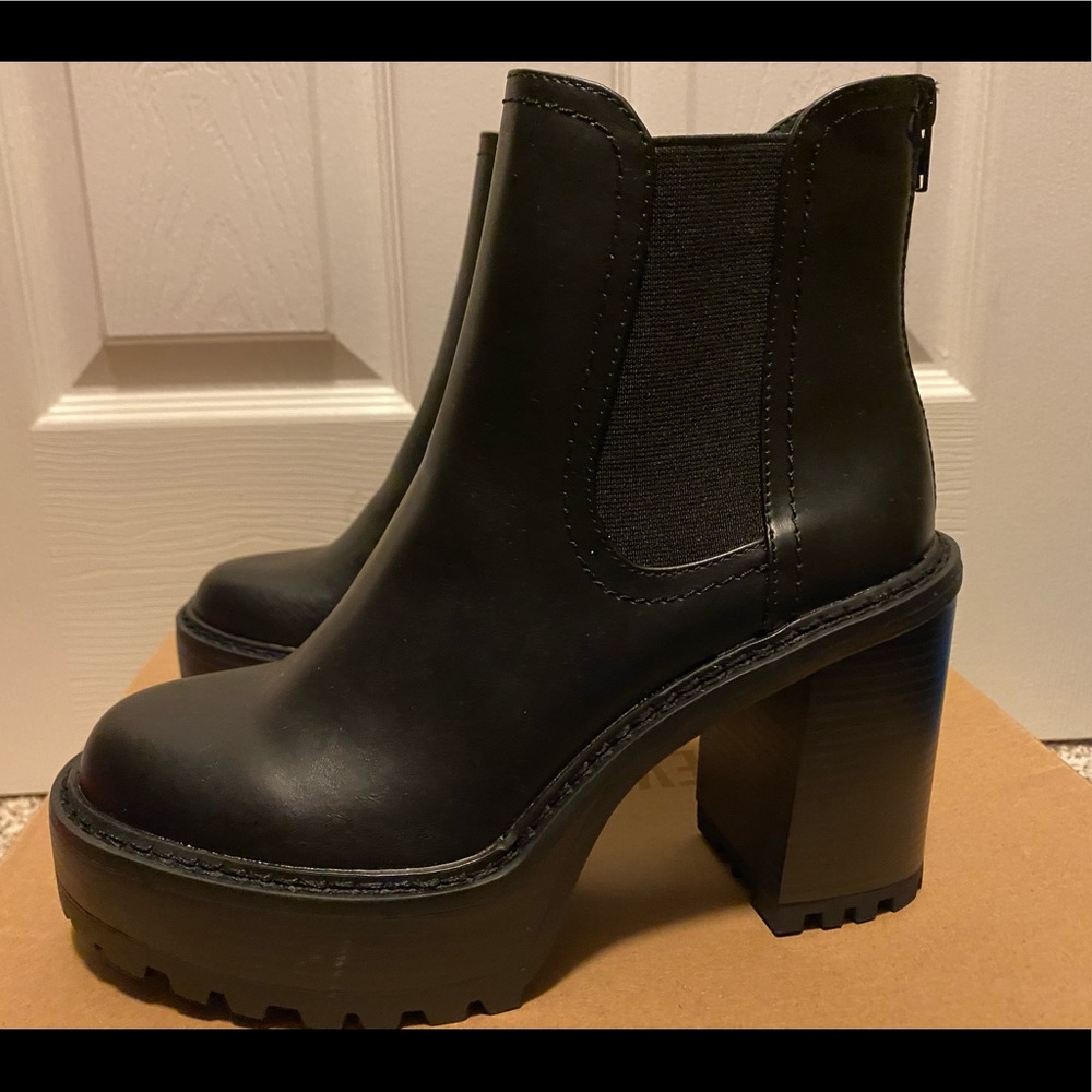 NEW IN BOX Steve Madden Kat Black Size 8
